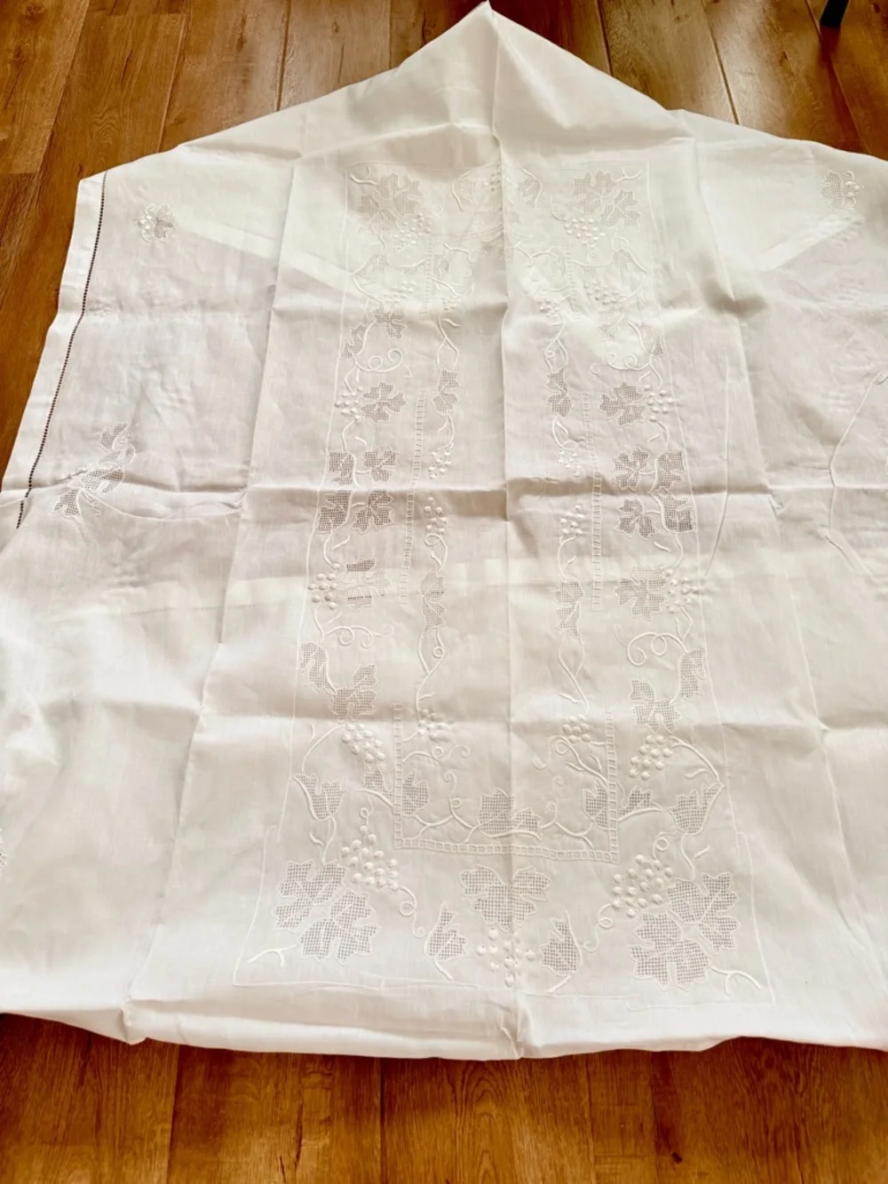 White Linen‎ Embroidered Grape Tablecloth & 8 Napkins Set 96” X 52.5”Vintage